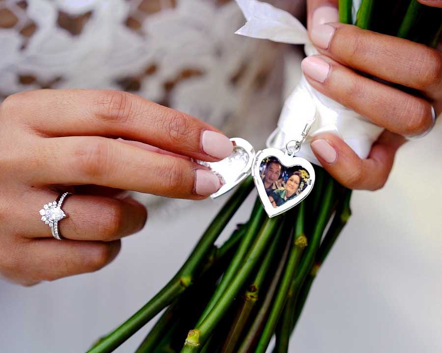 Bride-opening-heart-locket-on-bouquet