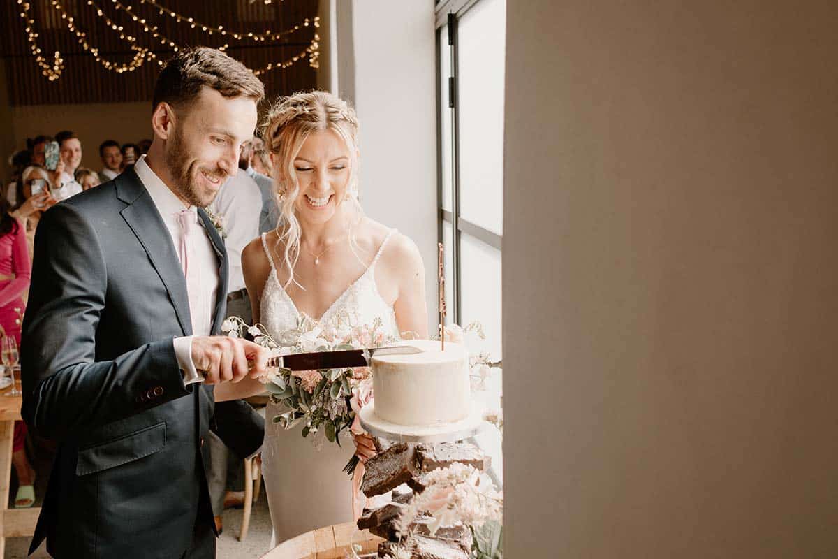 Spring_wedding_cake_cutting