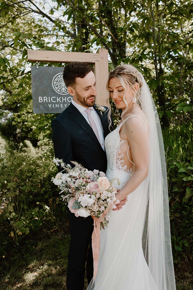 Spring_wedding_couple_at_Brickhouse_Vineyard