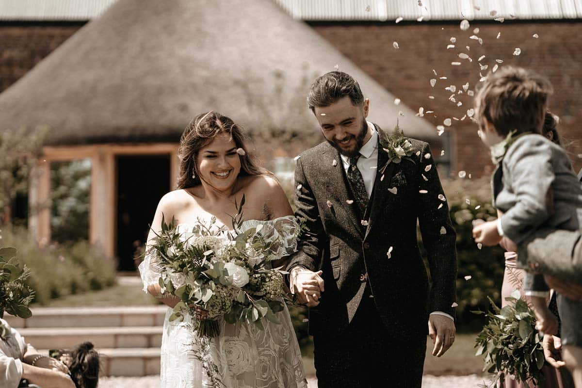 15-Married-couple-at-Brickhouse-Vineyard-barn