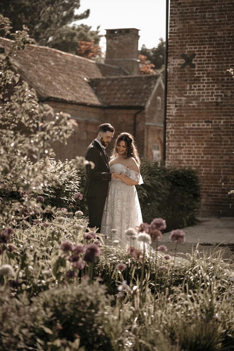 16-Devon-wedding-venue-garden-couple