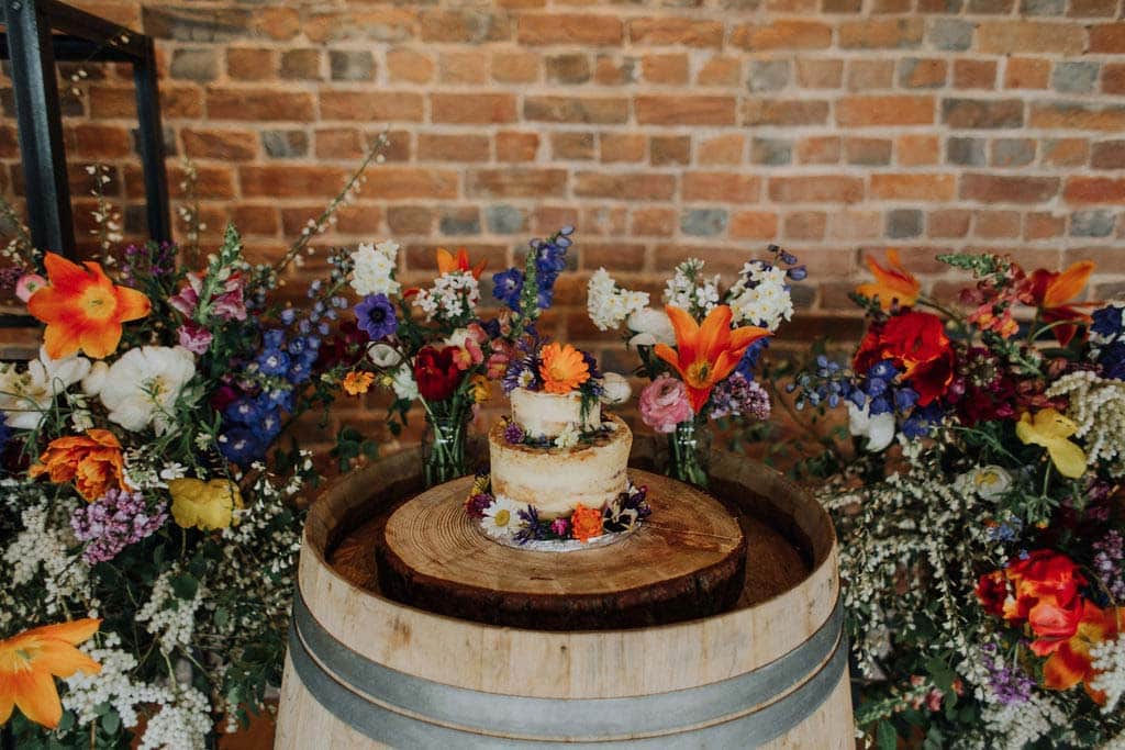 25-Elopement-wedding-cake-and-floral-arrangement