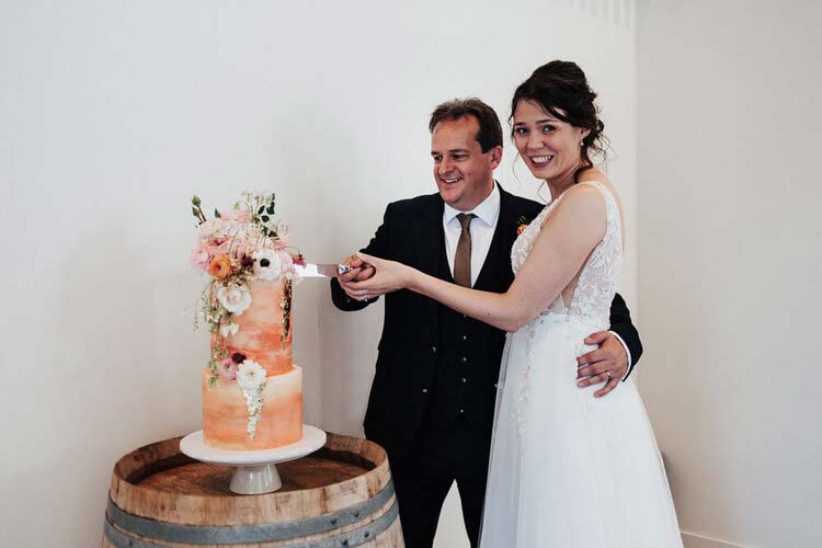 48-Micro-wedding-cake-cutting