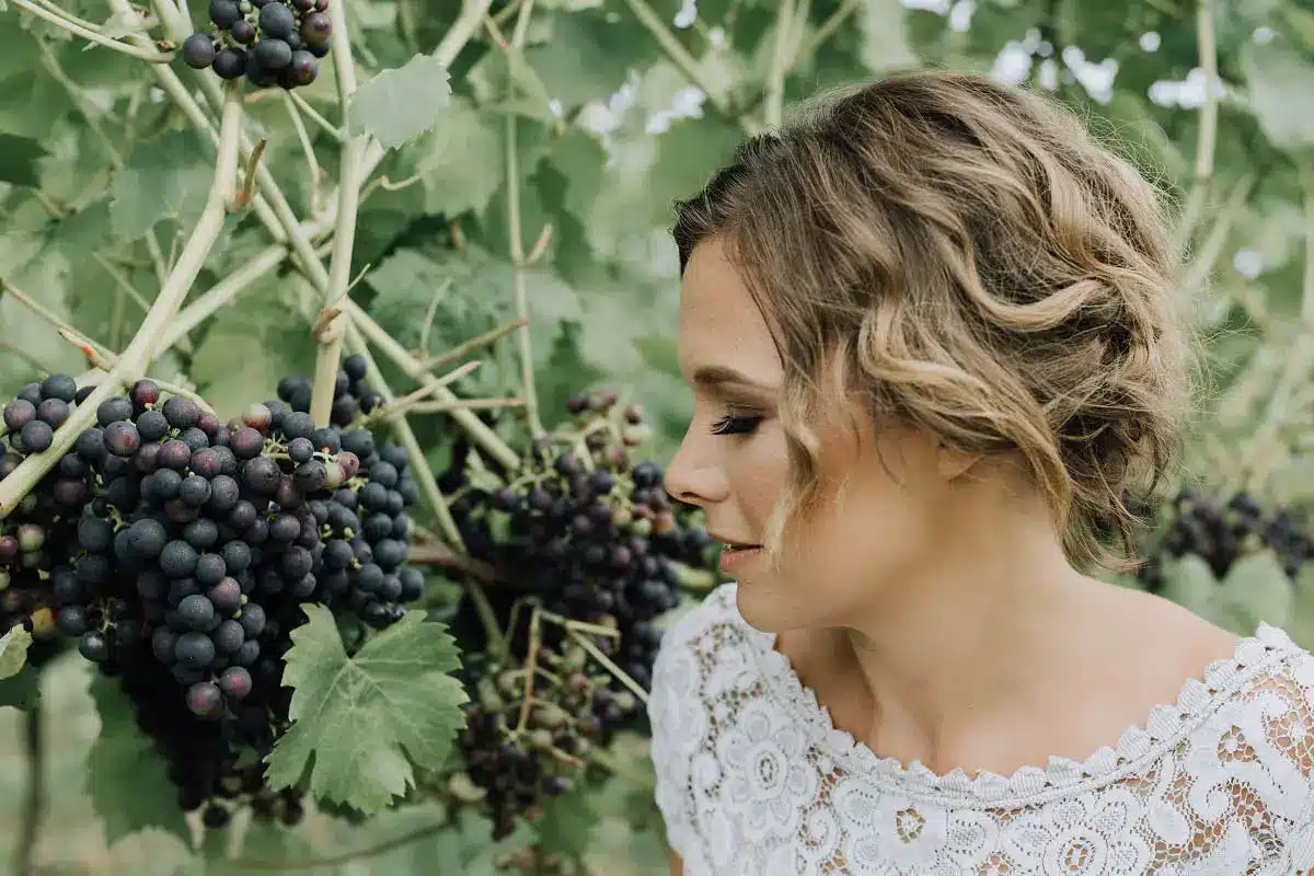 8-Bride-and-Grapevines-