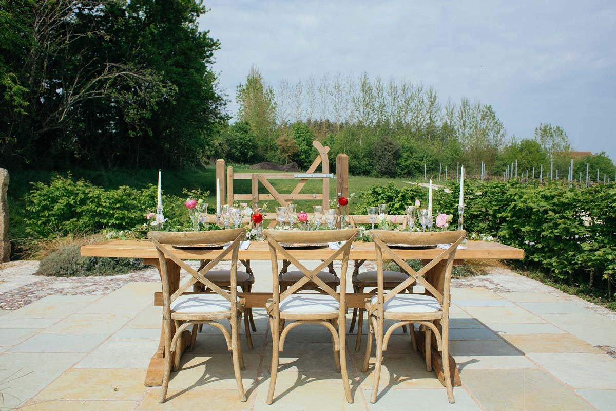 Cheap-Outdoor-Wedding-Table-Setting