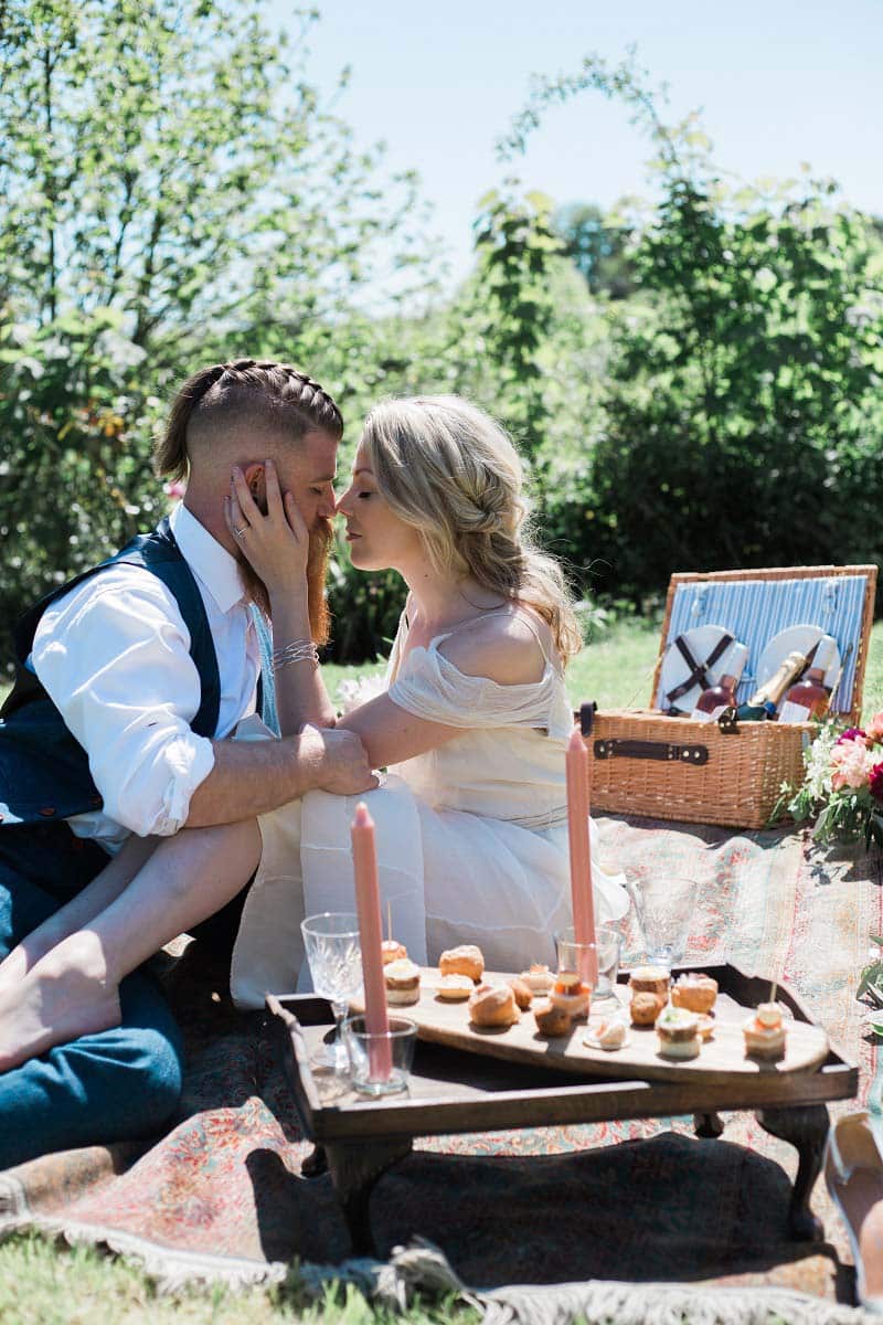 Wedding-Couple-Picnic