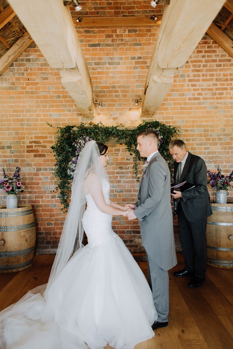 Brickhouse_Vineyard-small_wedding_ceremony_couple