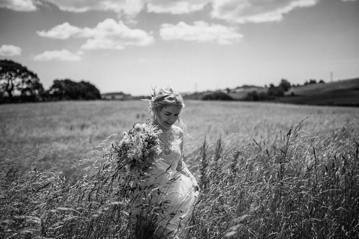 quick_rural_wedding_bride_field