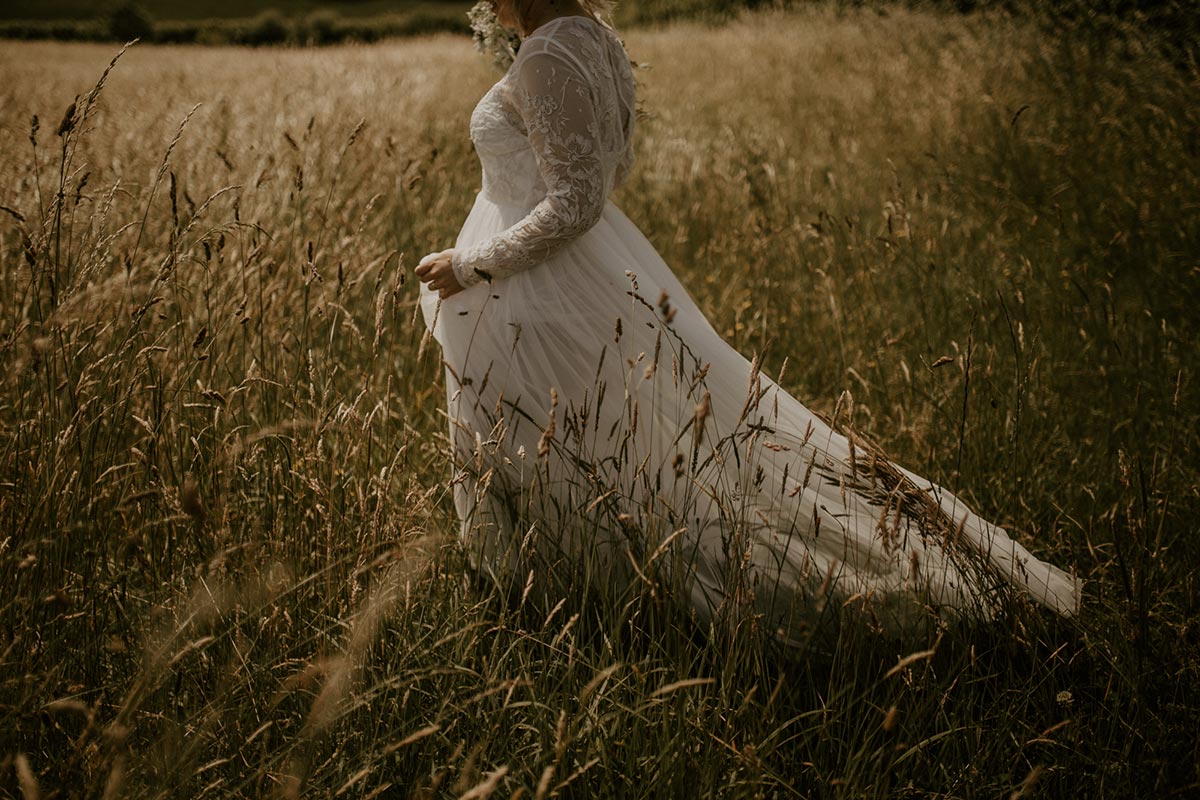 quick_rural_wedding_bride_long_grass