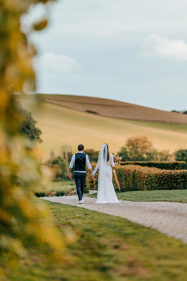 16 Autumn Vineyard Wedding Couple